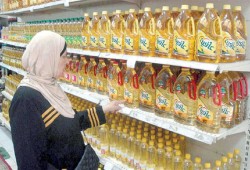 في زمن الإنجازات الكبرى...غرفة الصناعات الغذائية تدعو المصريين لتقليل استحدام زيت الطعام بعد ارتفاع أسعاره!!! : استخدموا الشوي!