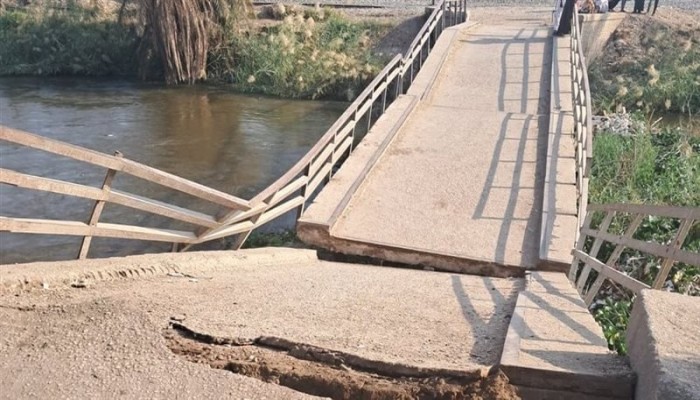 شاهد || انهيار كوبري مشاة يخدم 150 ألفًا في سوهاج يفضح إهمال منشآت الغلابة