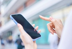 لتفادي أضرارها.. 7 خطوات لاستخدام هاتفك بشكل صحيح