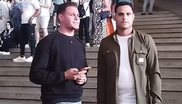 عجائب المتحف الكبير..  ترحيب بتبادل القبلات وغضب من قراءة القرآن  