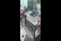 فيديو || لحظة تزوير داخل لجنة انتخابية بالإسكندرية في انتخابات النواب