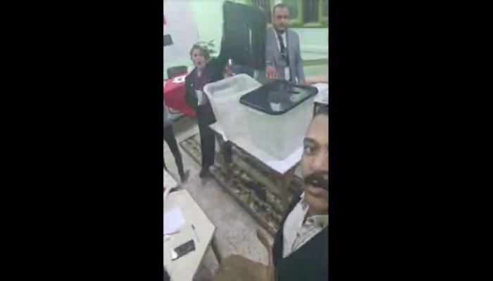 فيديو || لحظة تزوير داخل لجنة انتخابية بالإسكندرية في انتخابات النواب