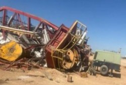 فوضى الإهمال تضرب قطاع البترول .. إصابة 3 عمال بسقوط برج الحفر أثناء نقله بالصحراء الغربية