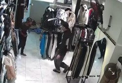 بالفيديو: بلطجية يهاجمون محل تجاري في فيصل ويصيبون صاحبه.. والشرطة غائبة