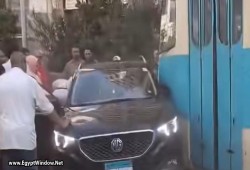 تصادم بين ترام وسيارة أمام مزلقان سان ستيفانو.. الحادث يثير جدلاً حول فوضى المزلقانات بالإسكندرية (فيديو)
