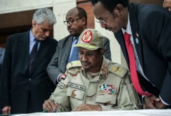 ذا كونفرزيشن|| لماذا انحدر السودان إلى مذابح جماعية؟ الجواب أعمق من صراع عرقي بسيط