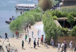 فيديوهات || في محاولة لطردهم من أراضيهم.. اشتعال المواجهات بين أهالي الوراق وشرطة الانقلاب