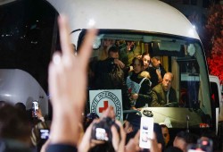 هيئة الإذاعة الأمريكية || من السجن إلى المنفى.. لهذه الأسباب تم ترحيل 154 أسيرًا فلسطينيًا إلى مصر 