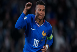 فيديو || فرنسا ضد أوكرانيا.. مبابي يتنفس حرية ويصنع مجدًا عجز عنه ميسي وكريستيانو رونالدو!