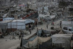 كيف يتنقّل الفلسطينيون في غزة وسط الطرق المدمّرة