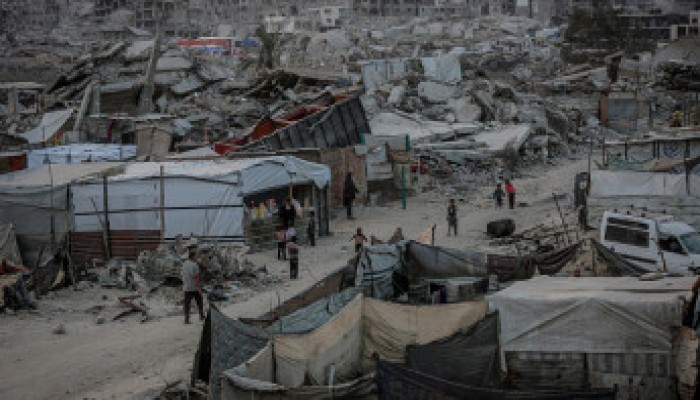 كيف يتنقّل الفلسطينيون في غزة وسط الطرق المدمّرة