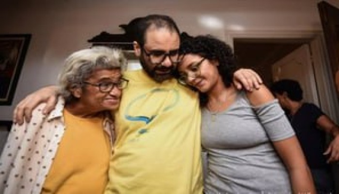 سناء سيف تفضح القمع المستمر: إقامة جبرية ومنع سفر يلاحقان علاء عبد الفتاح رغم العفو الرئاسي