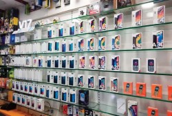 فضيحة جمركية تُوقِف 51 ألف هاتف: الحكومة تذبح سوق المحمول بقرار رجعي