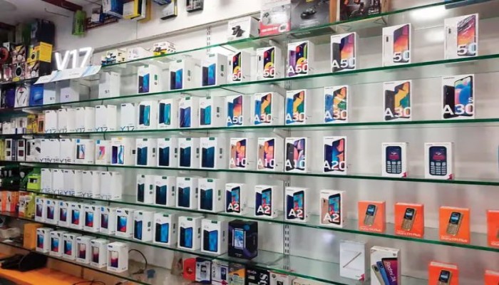 فضيحة جمركية تُوقِف 51 ألف هاتف: الحكومة تذبح سوق المحمول بقرار رجعي