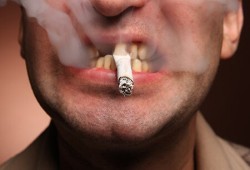 5 عادات يومية تزيد خطر الإصابة بسرطان الفم 