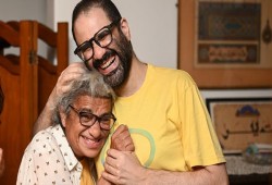 مطار القاهرة يمنع "علاء عبد الفتاح" من السفر إلى بريطانيا لتلقي جائزة حقوقية