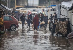 الاحتلال يواصل خروقات التهدئة في غزة ويرفض دخول معدات الإغاثة والإيواء