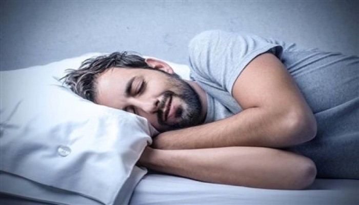 احذر: 5 عادات أثناء النوم تسرّع شيخوخة عقلك 