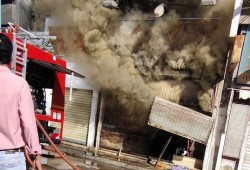 فيديو || حريق هائل يلتهم 12 محلاً وباكية في المنشية بالإسكندرية