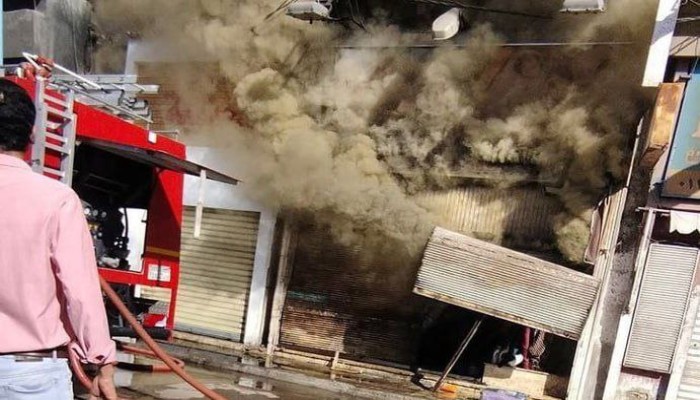 فيديو || حريق هائل يلتهم 12 محلاً وباكية في المنشية بالإسكندرية