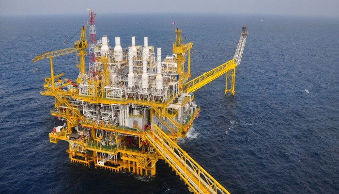 فائض استثمارات البترول الهش: تنازلات مذلة لإرضاء الشركات الأجنبية ونزيف عملة كارثي