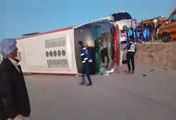 إصابة 15 عاملًا في حادث انقلاب أتوبيس بـ6 أكتوبر