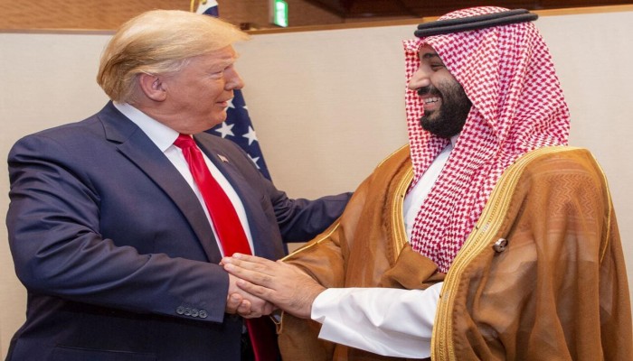 الإيكونومست || بين التطبيع المشروط مع إسرائيل والعلاقات الخفية: السعودية تمسك العصا من المنتصف