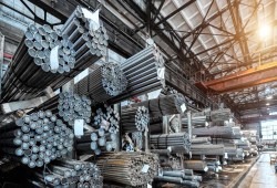 انهيار مُتعمَّد.. استهلاك الحديد ينهار والمصانع تختنق بالمخزون