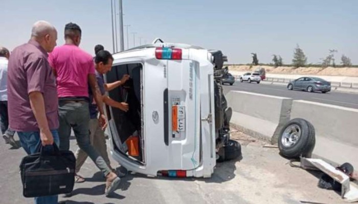 مأساة متكررة يوميًا.. إصابة 11 عاملاً بانقلاب ميكروباص بالمنيا الجديدة