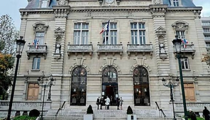 ذا ناشيونال || فرنسا تحقق مع مسؤول في ضاحية باريس بشبهة صلات محتملة بجماعة الإخوان المسلمين