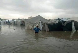 شتاء غزة القاتل والأقسى في تاريخها: خيام تغرق وأطفال يرتعدون بردًا تحت قصف الاحتلال