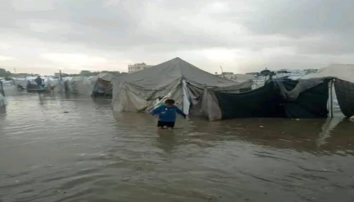 شتاء غزة القاتل والأقسى في تاريخها: خيام تغرق وأطفال يرتعدون بردًا تحت قصف الاحتلال