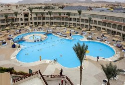 "الحماية للأجانب فقط في السياحة".. بروتوكول جديد لـ"تسريح" المصريين وتقنين "احتلال" الوظائف بالدولار