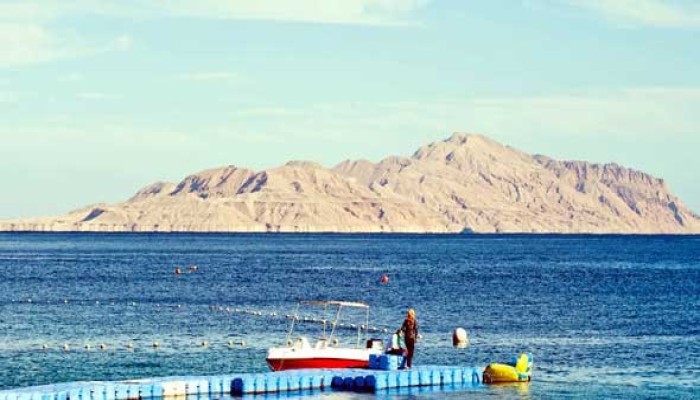 تسريبات "الكاشف" تفضح الجنرالات: بيع تيران وصنافير لم يكن "ترسيم حدود".. بل "تسليم رقبة" مصر لإسرائيل