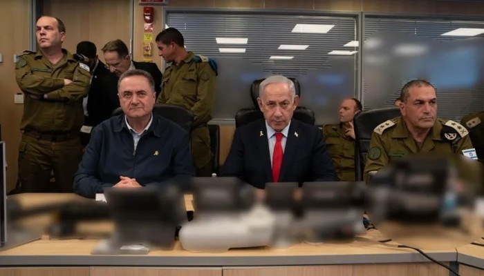 خلافات حادة تدفع نتنياهو لبحث إزاحة كاتس وتعيين ساعر وزيرًا للدفاع