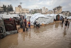 فيديو || شتاء غزة المنكوبة.. فصل يفتح حربًا أخرى على النازحين وسط الطين والبرد والجوع