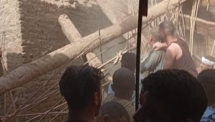 ضحيتا الفقر وبيوت الطوب اللبن.. انهيار منزل يودي بحياة مسنة وحفيدتها في نجع حمادي