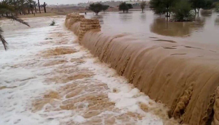 شاهد|| سيول غزيرة تضرب البحر الأحمر وسيناء وتعطل حركة الطرق