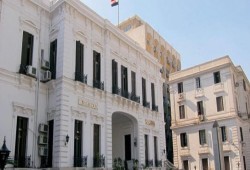 مدبولي يسوّق "وهم" إنجازات السيسي في الصحة.. فمن باع المستشفيات وتسبب في أزمات الأدوية؟