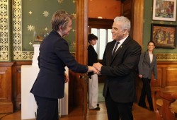 زعيم المعارضة "الإسرائيلية" يطرح في بريطانيا: مصر بديلة لقطر وتركيا في إدارة غزة 