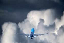 طبول الحرب تقرع في الكاريبي: ترامب يفرض "حظرًا جويًا" شاملاً على فنزويلا تمهيدًا لـ "غزو محتمل"