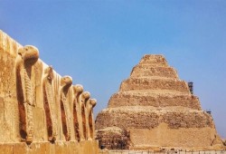 آثار سقارة في "غرفة الإنعاش": حكومة الانقلاب تبيع الوهم وتترك التاريخ للفناء