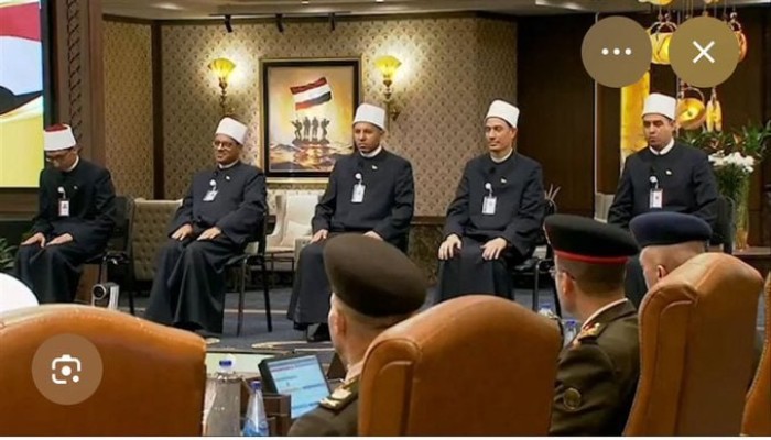 إهانة غير مسبوقة لحملة الدكتوراه الشرعية.. عسكرة للدعوة وإهانة لعلماء الأوقاف بوقوفهم انتباه أمام السيسي