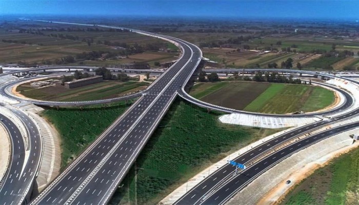 جمهورية الكباري: كيف أضاع السيسي مليارات الجنيهات وحرم المصريين من الصحة والتعليم؟