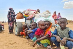 رويترز || لاجئون يطعّمون لاجئين: عائلات سودانية تهرب من العنف وتجد مساعدة قليلة عند حدود تشاد