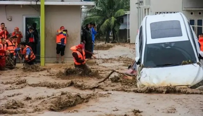 طوفان "سومطرة".. أعاصير وأمطار تودي بحياة 1300 قتيل ومفقود في كارثة تضرب إندونيسيا وجنوب آسيا