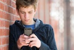 استخدام الهواتف الذكية قبل سن المراهقة يسبب الاكتئاب والسمنة وقلة النوم