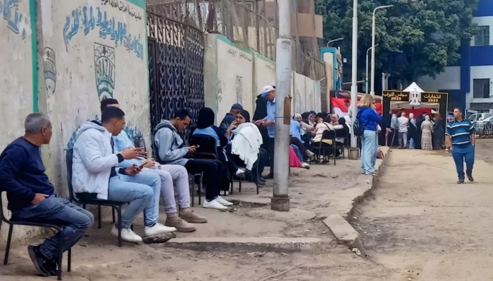 مع انطلاق جولة الإعادة.. طوابير "الكومبارس" وشراء الذمم يفضحان مسرحية برلمان الانقلاب