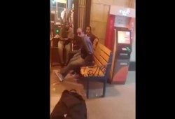 فيديو || جدل واسع بعد منع شاب من مرافقة والدته المسنة بمحطة قطار إلا بعد دفع 50 جنيهًا!