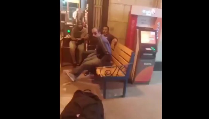 فيديو || جدل واسع بعد منع شاب من مرافقة والدته المسنة بمحطة قطار إلا بعد دفع 50 جنيهًا!